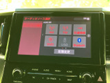 お気に入りの音楽やラジオをクリアな音質で楽しめます。各種メディアに対応し、ドライブを盛り上げます。