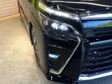 【LEDヘッドライト】悪天候や夜間走行時も良好な視界を確保し安心して運転できる高輝度LEDヘッドライトを装備!点灯速度が早く、消費電力も抑えられています。