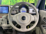 インテリアに合わせたデザインのステアリングは、運転される方のことも考え、運転しやすい形状、大きさです。是非一度、実際に触ってお確かめください。
