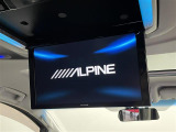 【ALPINE・フリップダウンモニター】アルパイン製、迫力の12.8型後席モニターを装備。家族や仲間との長距離ドライブも、このモニターがあればさらに盛り上がりますね!