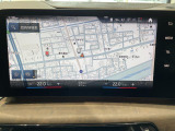 BMWのナビゲーションは操作性も良く、詳細な地図情報と交通状況を見やすく表示し、快適なドライビングをサポートしながら目的地までナビゲートします