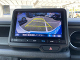 後方確認をサポートするモニター画面。駐車時の安全性向上に貢献します。狭い場所でもスムーズな駐車操作をアシストしてくれる頼もしい機能です。