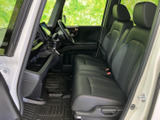 運転席からの視界は広く、運転操作もスムーズに行えます。洗練された内装デザインも魅力です。
