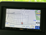 見やすい地図表示で、初めての場所でも安心。渋滞情報も確認できるので、スムーズな移動が可能です。運転に集中できる環境が整っています。
