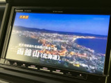 停車中にテレビや動画を楽しめる機能が備わっています。休憩時間などにリラックスできる空間を提供します。