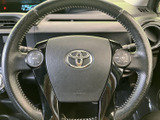 握りやすいステアリングは、運転の楽しさを高めます。操作性にも優れており、スムーズなドライビングをサポートします。