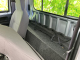 後部座席も、シンプルで清潔感のある空間。荷物も積みやすく、実用性も兼ね備えています。快適な移動をサポートします。
