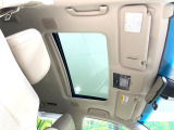 【サンルーフ】開放感たっぷりの希少装備、サンルーフが装着されています!車内に明かりを取り入れたり景色を楽しむ以外にも、車内の空気も簡単に換気できて快適です!