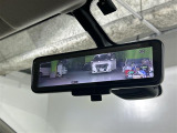 【デジタルルームミラー】車両後方カメラの映像をルームミラーに映すことが出来ます。 そのため、後席に人や荷物があって後方が見えづらい場合でもしっかり視界を確保することが出来ます。