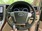 握りやすいステアリングで、快適なドライビングを実現。操作性にも優れており、スムーズな運転をサポートします。
