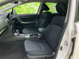 運転しやすい運転席周りのレイアウト。操作性にも優れ、スムーズなドライビングをサポートします。快適な運転環境が整っています。