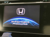高精細なディスプレイが、運転中の情報提供をサポート。直感的な操作で、快適なドライブを演出します。目的地設定もスムーズに行えます。