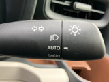 操作しやすい位置に配置されており、スムーズなウインカー操作が可能です。安全運転をサポートします。
