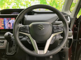 握りやすい形状で、快適なドライビングをサポートします。操作性にも優れ、スムーズなハンドリングを実現。運転の楽しさを味わえます。