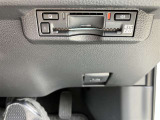 高速道路で便利な【ETC2.0】を装備しています。光ビーコン搭載で渋滞情報などナビゲーションと連動することで機能も充実いたします。他、観光施設に立ち寄るための高速料金割引サービス等もございます。