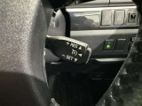 クルーズコントロール機能が付いています。 速度を設定するとアクセルを踏まなくても一定の速度で走ることができます。  高速道路ではとても便利な装置なんです。