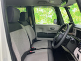 広々とした室内空間で、ゆったりとリラックスできます。運転席からの視界も広く、運転しやすいですね。