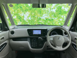後方の状況を画面で確認できるので、狭い場所での駐車や車庫入れがスムーズに行えます。安全運転をサポートする頼もしい装備です。