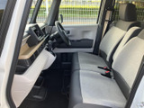 運転しやすい配置のメーター類や操作系。直感的に操作できるため、運転に集中できます。快適なドライブをサポートする空間です。
