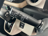 雨の日の運転をサポートするワイパーレバー。操作も簡単で、視界をクリアに保ちます。間欠機能も搭載し、状況に応じた設定が可能です。