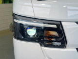 【LEDヘッドライト】悪天候や夜間走行時も良好な視界を確保し安心して運転できる高輝度LEDヘッドライトを装備!点灯速度が早く、消費電力も抑えられています。
