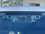 【アイサイトVer3】前方の車両等を検知し、衝突しそうな時は警報で注意を促し、ブレーキを踏む力をサポート。ブレーキを踏めなかった場合は衝突被害軽減ブレーキが作動、衝突回避をサポートします。