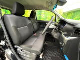 運転席まわりには十分なスペースがあり、大柄な方でもゆったり運転していただける環境です。