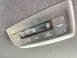 【Wエアコン】運転席と助手席それぞれで温度設定が可能なWオートエアコンを装備。乗る人それぞれの好みに合わせて、快適な室内環境を保ちます。