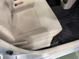痛みの出やすい運転席シートの角、フロアマット、座面、ともに良好です