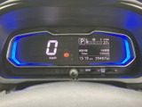 視認性の高いデジタルメーターで、走行情報や車両の状態をしっかり確認できます。落ち着いた色合いが運転に集中しやすい空間を演出します。