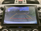 後方確認がスムーズに行える、バックモニターを搭載。狭い道でも、安全な駐車をサポートします。駐車時の安心感が高まります。