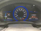 視認性の高いメーター類が、運転に必要な情報を分かりやすく表示し、運転席をスタイリッシュに演出します。運転に集中できます。
