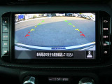 ギアを『R』に入れた後、カメラボタンを2回押すと、ナビ画面に後方の映像を映してくれるので、駐車がし易くなります。