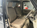 運転席、助手席です。座面も広くゆったりと座れてアームレストも付いているので重宝します。