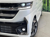 【LEDヘッドライト】悪天候や夜間走行時も良好な視界を確保し安心して運転できる高輝度LEDヘッドライトを装備!点灯速度が早く、消費電力も抑えられています。