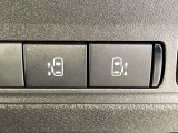 【ハンズフリー機能付き両側パワースライドドア】スライドドアの下に足先を入れてすぐ引くと、自動的にスライドドアが開閉します!荷物で両手がふさがった状態でも、ドアの開閉ができてとっても便利!