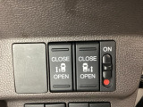 リアドアは乗り降りに便利な両側電動スライドドアです。また運転席に座っていながらスイッチ操作で自在にスライドドアを開け閉めできます。