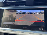●360度カメラ『車両の4つのカメラから得た映像を合成し、上空から眺めているような映像をモニターに映し出します。車両周辺の歩行者や障害物などの発見に役立ちます。』