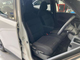 運転席、助手席です。座面も広くゆったりと座れてアームレストも付いているので重宝します。