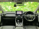 ドライバーシートに座ると、広々とした視界が広がります。操作性にも優れ、快適な運転をサポートする空間です。