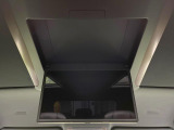 【14型有機ELフリップダウン】三列目からでも迫力のエンタメが観れる大画面フリップダウン。有機ELのモニターでは、一般的なフリップダウンよりも高コントラストでキレイな映像を楽しめます。
