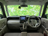 運転席からの視界は広く、操作性も抜群。快適なドライビングをサポートする空間です。