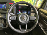 インテリアに合わせたデザインのステアリングは、運転される方のことも考え、運転しやすい形状、大きさです。是非一度、実際に触ってお確かめください。