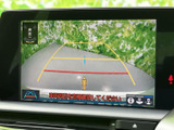 後方確認が容易なバックモニター。狭い道や駐車時も、安全にスムーズに進めます。ガイドライン表示で、より正確な駐車操作を支援します。
