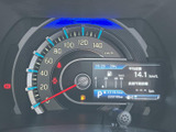 視認性の高いメーター類が、運転に必要な情報をわかりやすく伝えます。運転状況の把握を助け、安全運転をサポートします。洗練されたデザインも魅力です。