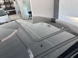 正規ディーラーにて施工された、特注サンルーフ。ゴムの劣化や雨漏れなどはなく貴重な装備となっています。