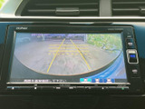 後方確認がしやすくなったリバースモニター。駐車時の安全性を高め、狭い場所でもスムーズな駐車をサポートします。ガイドライン付きで安心です。