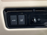 レーンキープアシストは、路面表示を監視し意図しない車線逸脱を早期に警告して補正することで、乗員の安全性を高めます。このシステムは、狭い車線を走行する際の安心感を向上させます。