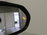 隣車線を走る車両をレーダーで検知し、ドアミラーでは確認しにくい後側方エリアに存在する車両に加え、急接近してくる車両も検知します。車両を検知するとドアミラーに搭載されたLEDインジケーターが点灯します。