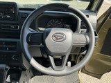 握りやすいステアリングは、操作性も抜群。スムーズなハンドリングで、運転を楽しめます。